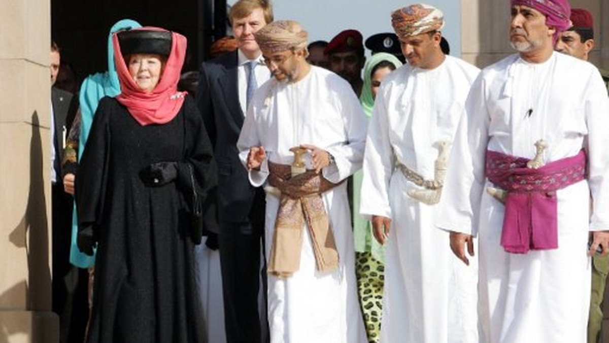 Holenderska królowa Beatrix została skrytykowana przez przedstawicieli skrajnej prawicy po tym, jak nałożyła chustę podczas wizyty w meczecie, w Zjednoczonych Emiratach Arabskich.
