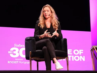 Whitney Wolfe Herd, twórczyni randkowej aplikacji Bumble — największego konkurenta Tindera, na liście self-made milarderek "Forbesa" zadebiutowała w lutym 2021 roku. W listopadzie akcje firmy zaliczyły spory spadek na giełdzie, a sama Herd wypadła z listy miliarderek