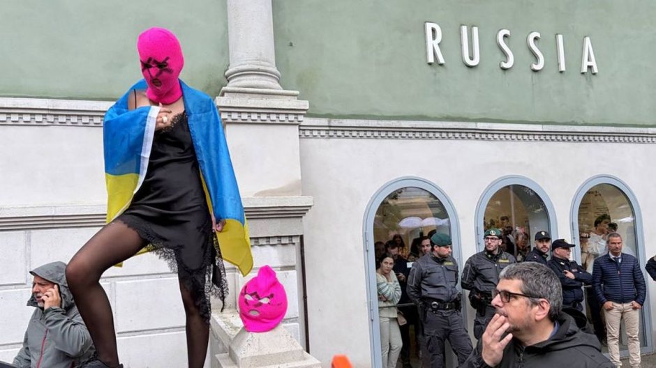Kurator Putin trupy gratis Pussy Riot i Femen protestowały