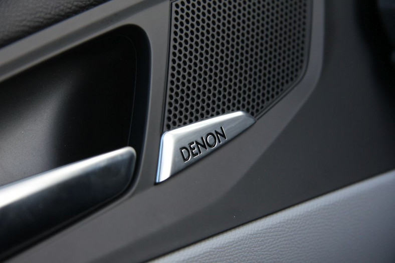 Przy maskownicach głośników wysokotonowych w Peugeot 308 umieszczono logo znanego producenta sprzętu audio. Logo Denon można  również zobaczyć na obudowie subwoofera.