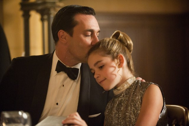 Kiernan Shipka i Jon Hamm w serialu "Mad Men"