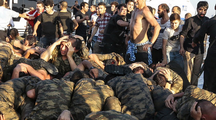 Erdogan hívei meglincselték a katonákat /Fotó: Europress-Getty Images