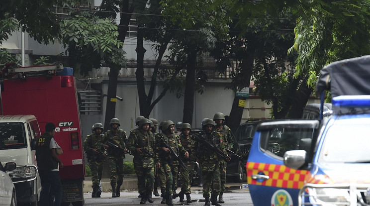 Túszokat ejtettek Dakkában a terroristák / Fotó: AFP