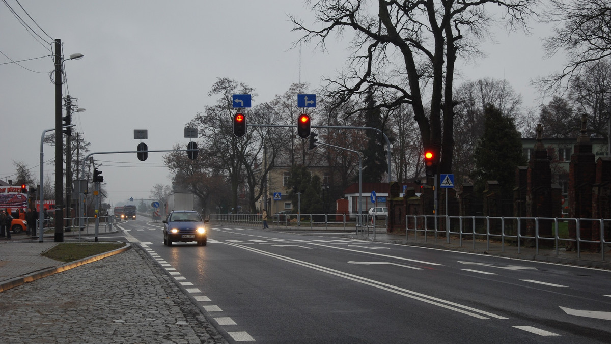 Zapewnienie bezpieczeństwa na drogach, jest jednym z priorytetów we wszystkich, albo prawie wszystkich krajach świata. Ciągle poszukiwane są nowe rozwiązania i usprawnienia, które mają ograniczyć ilość niebezpiecznych zdarzeń na drogach. W Szwecji takie starania doprowadziły do zaprojektowania nowego rodzaju drogi, nazywa się ona „ 2+1”. Takie ciągi komunikacyjne budowane sąteż w Niemczech, Holandii, Irlandii a także w Polsce. Ta nowoczesna koncepcja inżynierii drogowej zapobiega m. in. zderzeniom czołowym. Droga tego typu składa się z trzech pasów, dwa pasy w jedną stronę oraz jeden w przeciwną. Co ciekawe, na środkowym, czyli trzecim pasie, co jakiś czas zmienia się kierunek ruchu. Dzieje się tak po to, żeby co jakiś czas dać szanse kierowcom jadącym w różne strony na bezpieczne wyprzedanie pojazdów jadących wolniej.