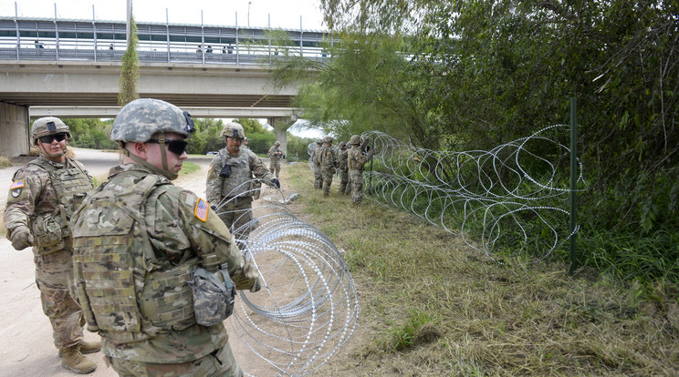 Az őrizetbe vett amerikai katonák a gyanú szerint illegális bevándorlókat csempésztek Mexikóból (Illusztráció)  /Fotó: MTI/EPA - Senior Airman Alexandra Minor