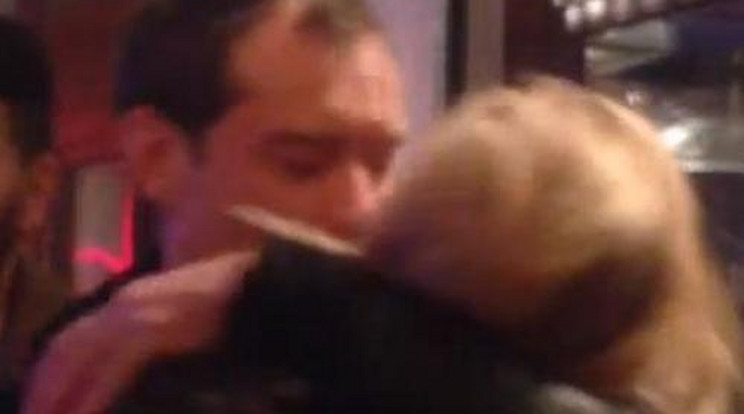 Zimány Lindát csókolgatta Jude Law - videó