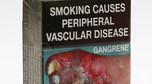 Opakowanie papierosów w Australii. Zdjęcie przedstwaia martwicę stopy (palenie papierosów zwiększa ryzyko choroby naczyń obwodowych 2 do 5 razy).
