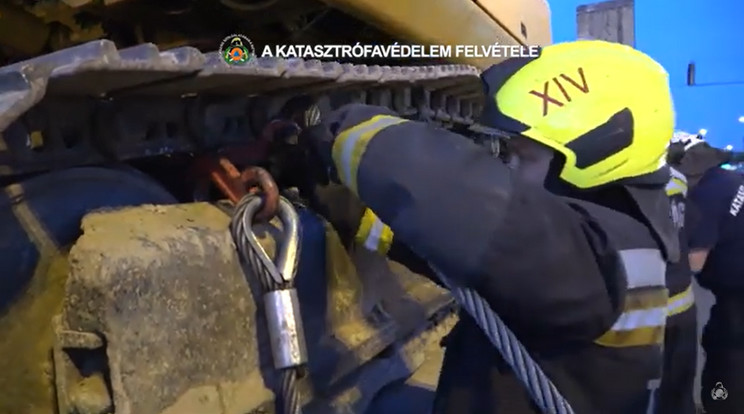 A munkagépet két tűzoltó autódaru segítségével visszacsörlőzték, stabilizálták /Fotó: Fővárosi Katasztrófavédelmi Igazgatóság