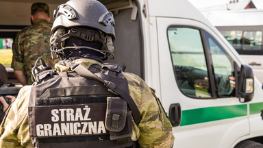 Zaskakujące odkrycie Straży Granicznej. 21 migrantów ukrytych w naczepie ciężarówki