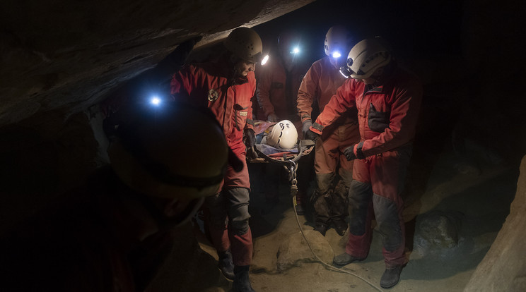 Így hozták ki a bajba került nőt a Mátyát-hegyi barlangból a Magyar Barlangi Mentőszolgálat mentői /Fotó: Magyar Barlangi Mentőszolgálat