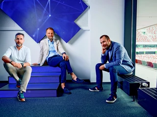 Piotr Badowski (w środku), Dariusz Sobczak (z lewej) i Jakub Głuszkiewicz  budują sklepy XXI wieku