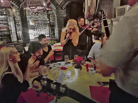 "Nekad sam bila ja, srećna kraj novog dečka...&rdquo;,  pevala je Nata&scaron;a i zaradila veliki aplauz i poljubac od svoje nove ljubavi