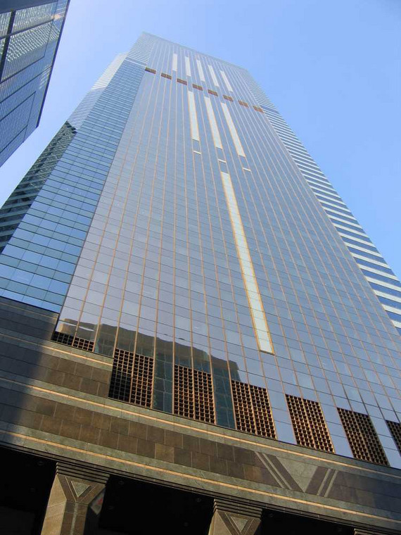 Wieżowiec Central Plaza w Hong-Kongu. Budynek ma 374 m wysokości. Jego konstrukcja została ukończona w 1992 r. Fot. Shutterstock