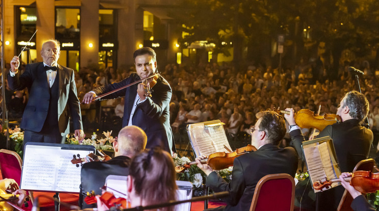 A hegedűművész a budapesti bazilika előtt adott nagyszabású koncertet