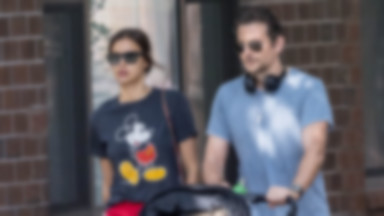 Irina Shayk i Bradley Cooper z córką na spacerze. Jak wygląda mała Lea?