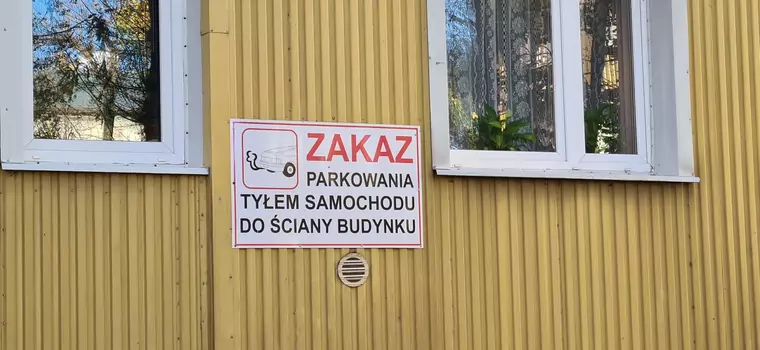 Czy za parkowanie tyłem do budynku można dostać mandat?