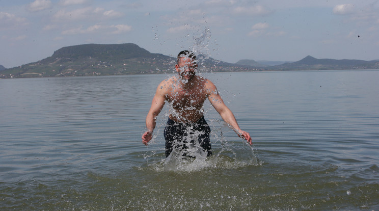 Nyári meleg jön, de a Balaton még hideg, csak bátraknak ajánlott / Fotó: Isza Ferenc