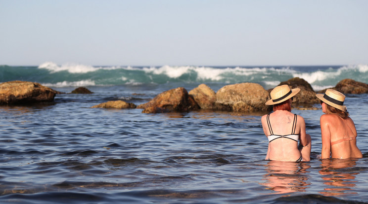 Sydney strandján alap a fürdőruha és a kalap / Fotó: Northfoto