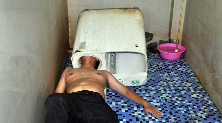 Beleszorult a férfi feje egy mosógépbe /Fotó: Puzzlepix