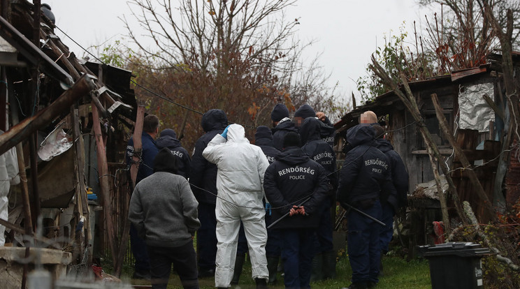 Rendőrök dolgoznak Szalonnán, a gyilkosság helyszínén / Fotó: Isza Ferenc