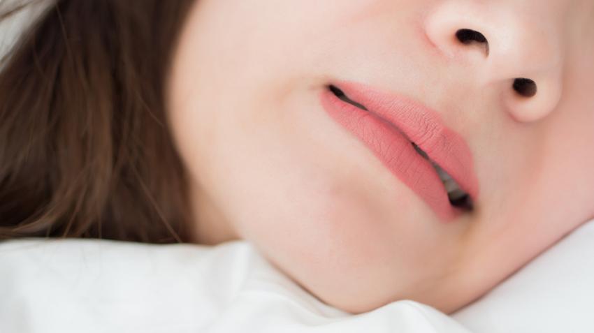 migrén alvászavar tünete éjszakai fogcsikorgatás ellen