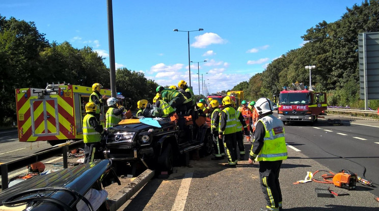 A balesetben teljesen összetört a Crystal Palace hátvédjének terepjárója /Fotó: Twitter - London Fire Brigade