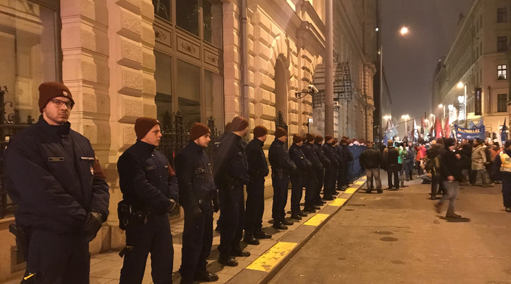 Rendőrsorfal várta az ÁSZ épületénél a tüntetőket / Fotó: Blikk