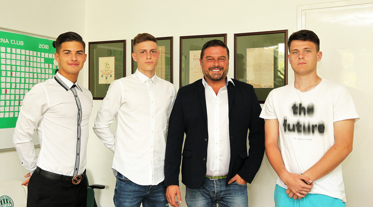 Orosz Marcell (balról a második) szerződést kapott az FTC-től, édesapja, a vezérigazgató Orosz Pál büszke a fiára