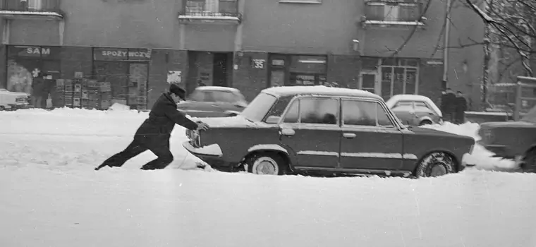 Tak kierowcy radzili sobie z zimą w PRL-u. Niektóre "patenty" dziś byłyby nie do pomyślenia