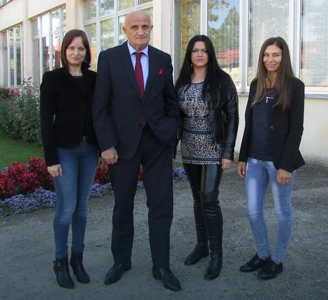 Dekan Vojislav Škrbić s najboljim studentima