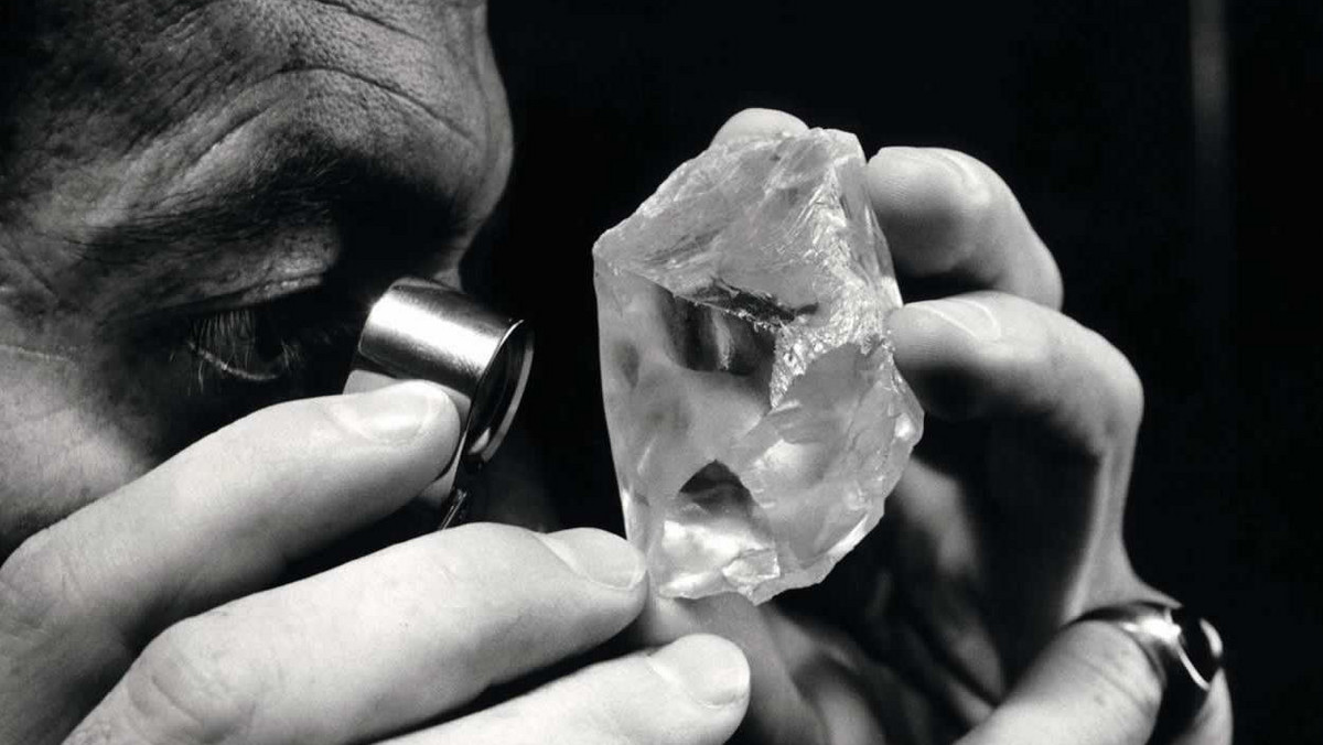 W Lesotho w kopalni Letseng wydobyto biały diament o wadze 198 karatów, który może osiągnąć "wyjątkową cenę" - poinformowała we wtorek spółka Gem Diamonds. Akcje firmy, w której 30 proc. udziałów ma państwo, skoczyły na giełdzie w Londynie o ponad 7 proc.