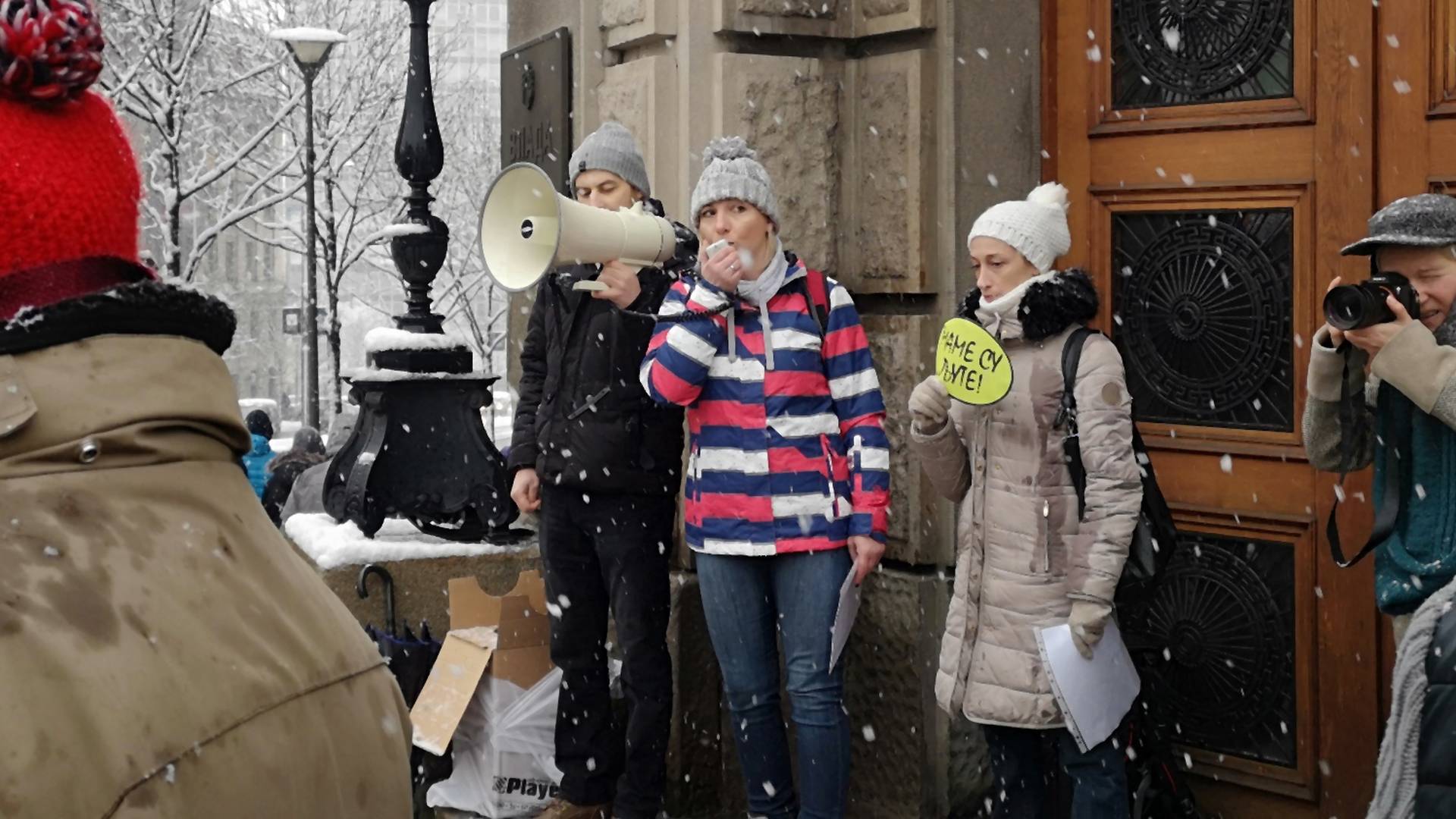 Slika sa protesta "Mame su ljute" koja je prava bruka Srbije