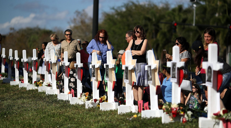Az iskolai lövöldözés 17 áldozatának emlékhelyére folyamatosan érkeznek a gyászolók /Fotó: Getty Images