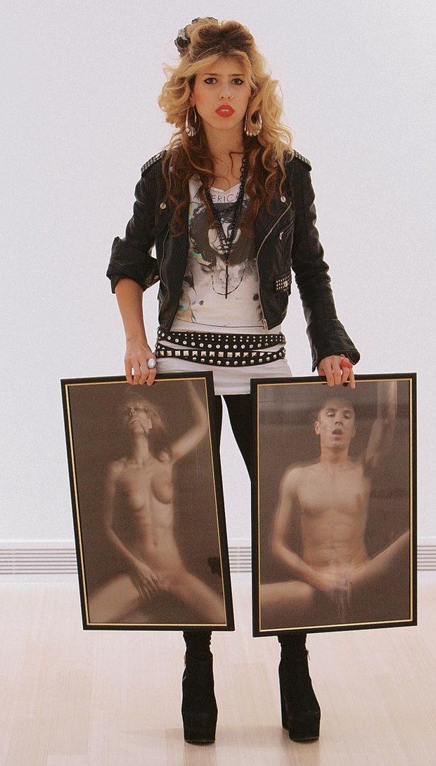 Hat évvel ezelőtt nagy vihart kavart egy képe. Saját magát fényképezte le önkielégítés közben.