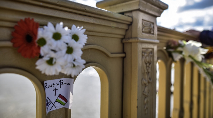 Virágok a Margit hídon / Fotó: Koncz Márton