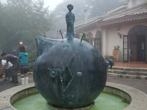 Fontanna w postaci asteroidu Małego Księcia ("Museum of The Little Prince" - Hakone, Japonia). fot. Wikimedia Commons.
