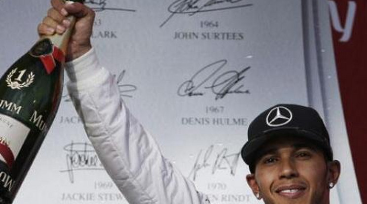 Hihetetlen! Lewis Hamilton megafizetést akar