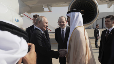 Władimir Putin powitany po królewsku w Abu Zabi. Salwy honorowe i pokaz na niebie
