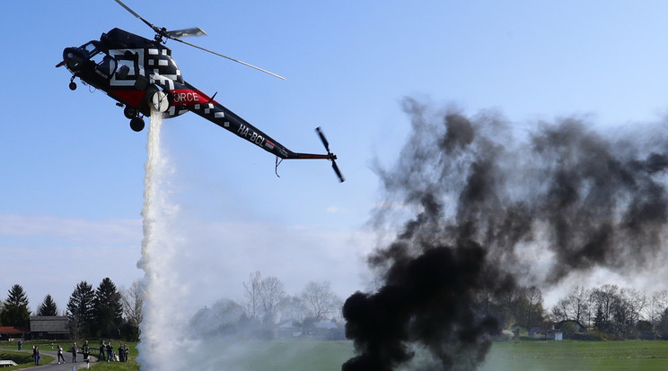 Így oltja a tüzet a jó öreg MI-2-es helikopter /Fotó: Fuszek Gábor