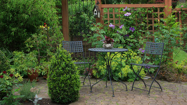Pomysł na aranżację małego ogrodu i jednocześnie powiększenie przestrzeni domowej