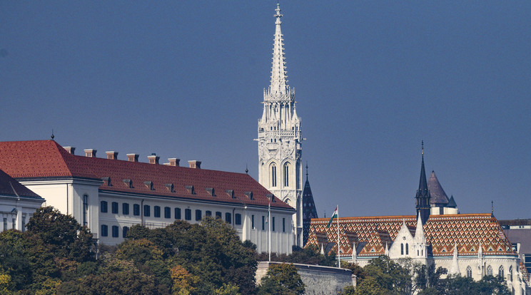 A felújított Karmelita kolostor és a Halászbástya /Fotó: MTI/MTVA - Róka László