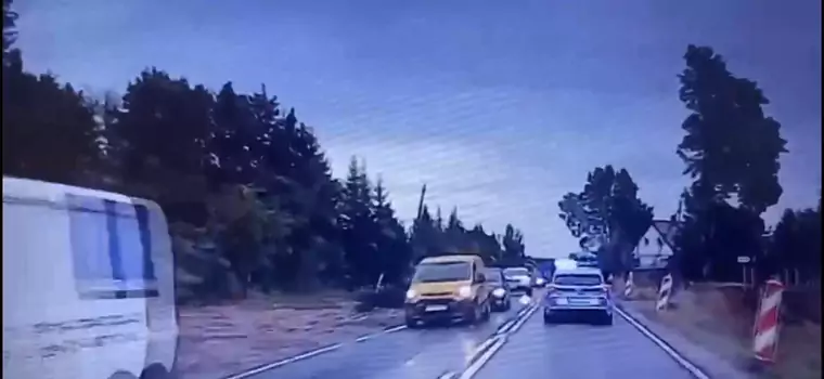 Kierowca ciężarówki nie spodziewał się, kto za nim jedzie i wszystko obserwuje [WIDEO]