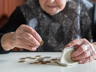 Polacy obawiają się recesji i już zaczynają oszczędzać. Co trzeci badany ocenia swoją sytuację gorzej niż przed rokiem.