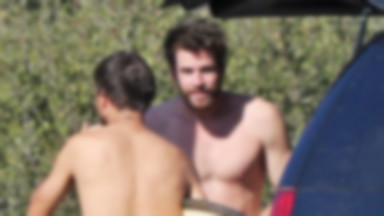 Liam Hemsworth w samym ręczniku. Jak się prezentuje?