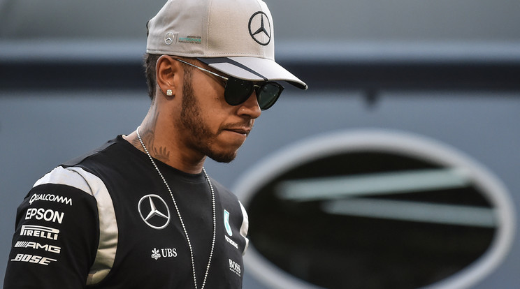 Lewis Hamilton és társai nem járhatnak rövidujjú pólóban/Fotó: AFP