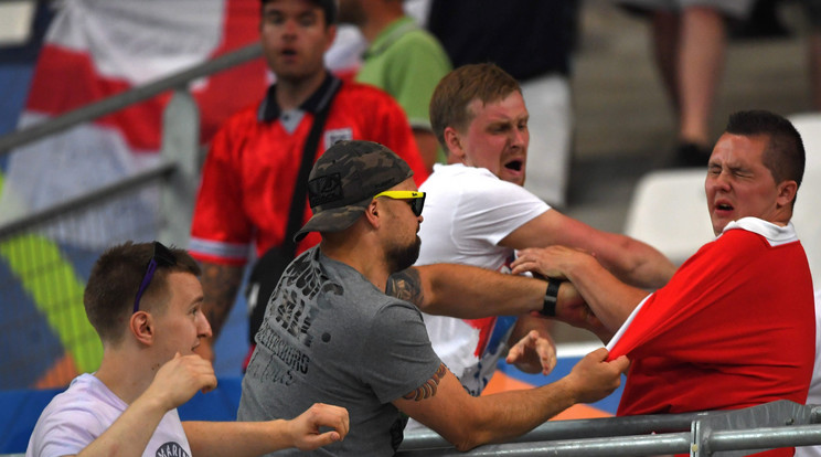 A szurkolók a meccs után sem bírtak magukkal / Fotó: MTI/AP/Thanászisz Sztavrakisz