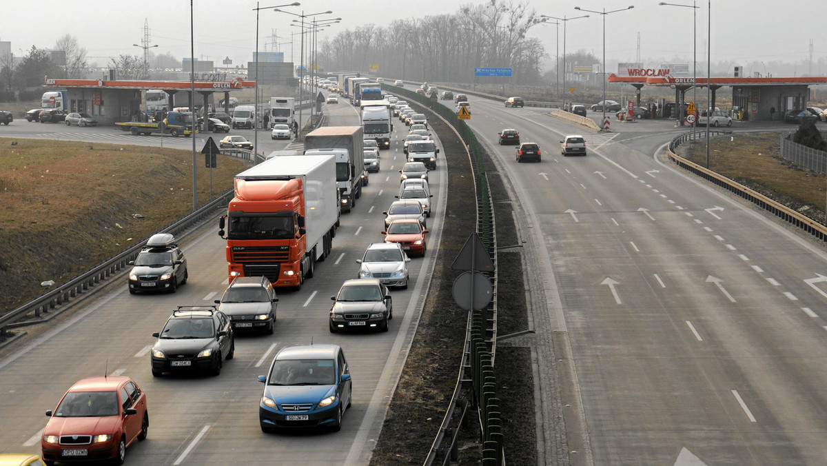 Na autostradzie A4 z Opola do Wrocławia kierowcy muszą stać w olbrzymim korku, który ok. godz. 19.30 zmniejszył się z 10 do 3 km. Zator tworzył się przed punktem poboru opłat na 156 kilometrze tej drogi.
