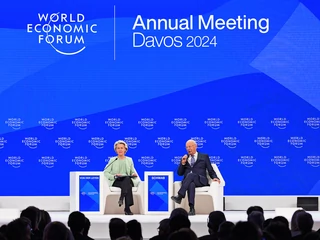 Od lewej: Ursula von der Leyen, przewodnicząca Komisji Europejskiej, i Klaus Schwab, prezes Światowego Forum Ekonomicznego w Davos.