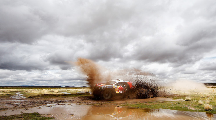 Stéphane Peterhansel akcióban: a Peugeot francia pilótáját nemhiába hívják Mr. Dakarnak, hatszor motorral, ötször autóval nyerte meg a világ
legnehezebb terepraliversenyét/ Fotó: Europress Getty Images