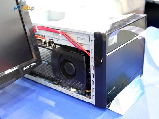 GeForce GTX 480 ledwo się zmieścił, ale działa – i wystarczy mu 500-watowy zasilacz komputerka Shuttle!